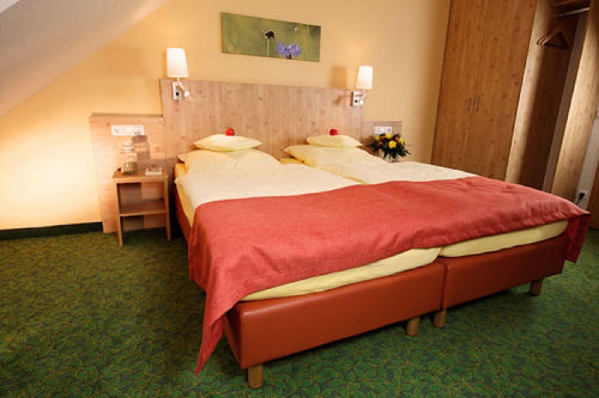 Hotel Und Landgasthof Zum Bockshahn Spessart  Экстерьер фото