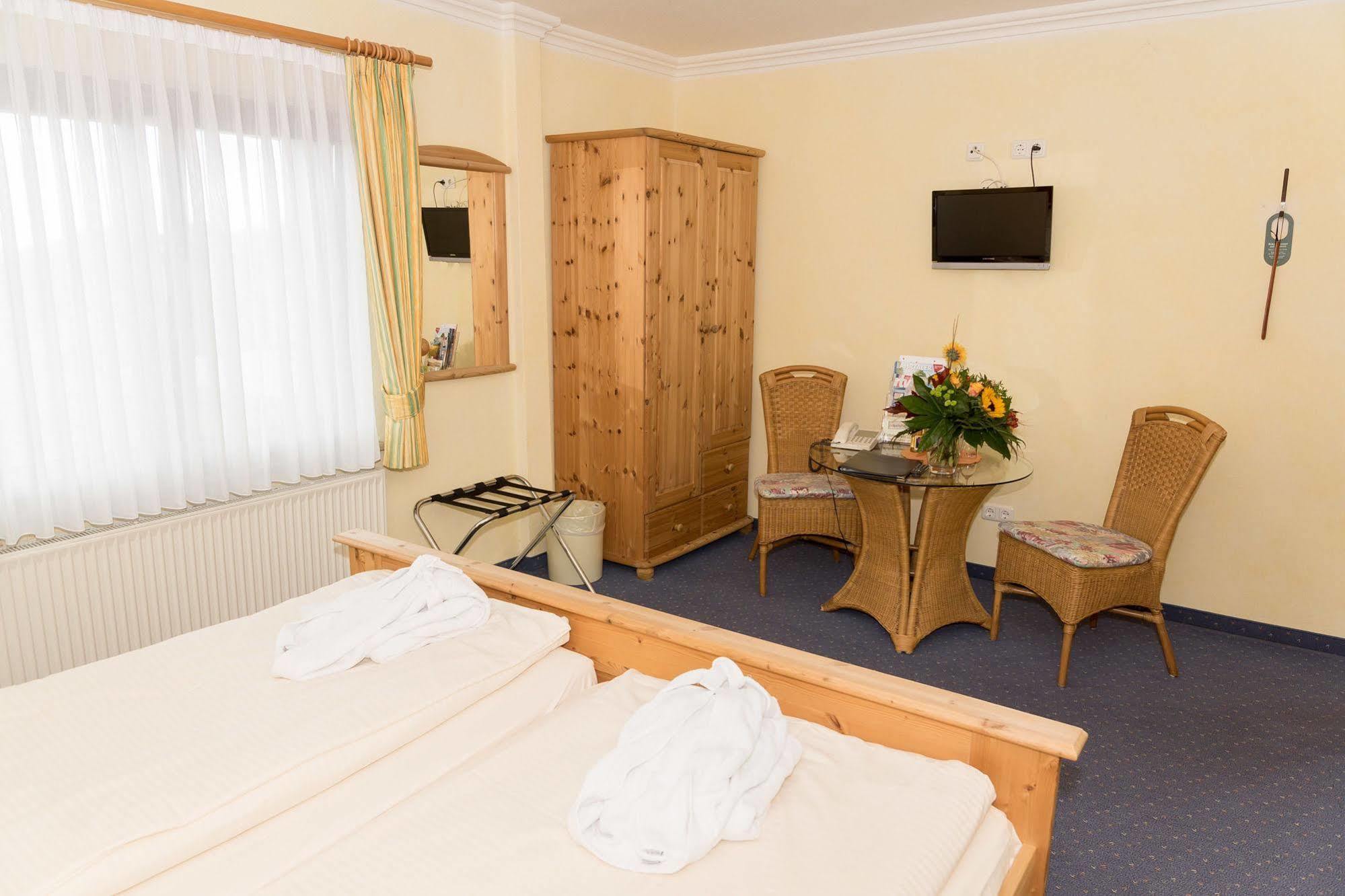 Hotel Und Landgasthof Zum Bockshahn Spessart  Экстерьер фото
