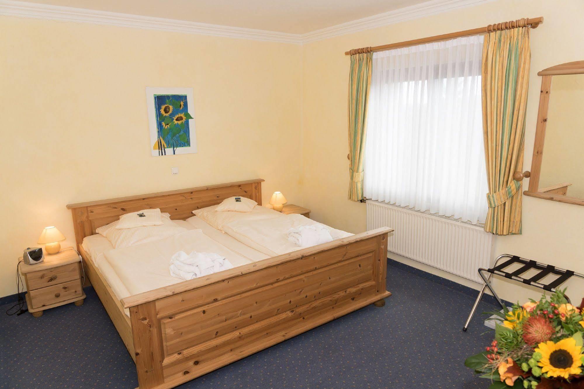 Hotel Und Landgasthof Zum Bockshahn Spessart  Экстерьер фото