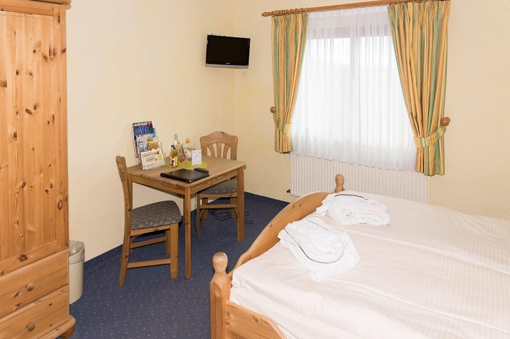 Hotel Und Landgasthof Zum Bockshahn Spessart  Экстерьер фото